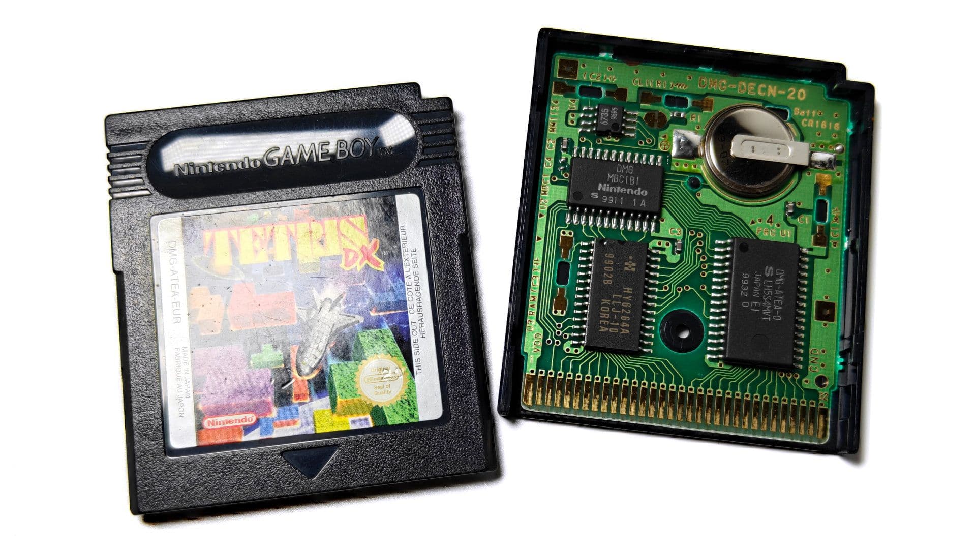 Geöffnetes schwarzes Tetris DX Cartridge
