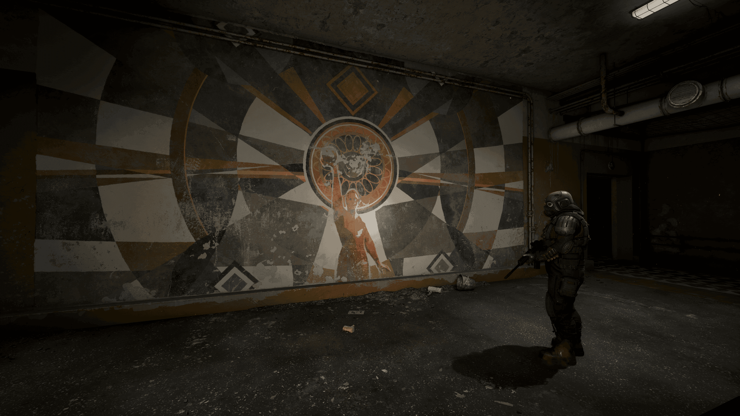 Im verlassenen Gang wirft die Taschenlampe des Soldaten Licht auf ein Wandgemälde aus vergangenen Zeiten. Soldat mit Waffe steht in dunklem Gang vor einer großen Wandmalerei mit Sonnenmotiv.