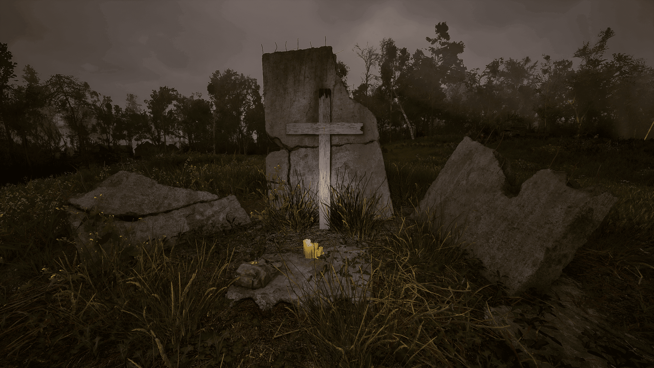 Ein einsamer Grabstein mit Kreuz und brennenden Kerzen unter grauem Himmel. Verwitterter Grabstein mit Kreuz und Grablichtern in einer kargen Grashügellandschaft bei trübem Himmel.